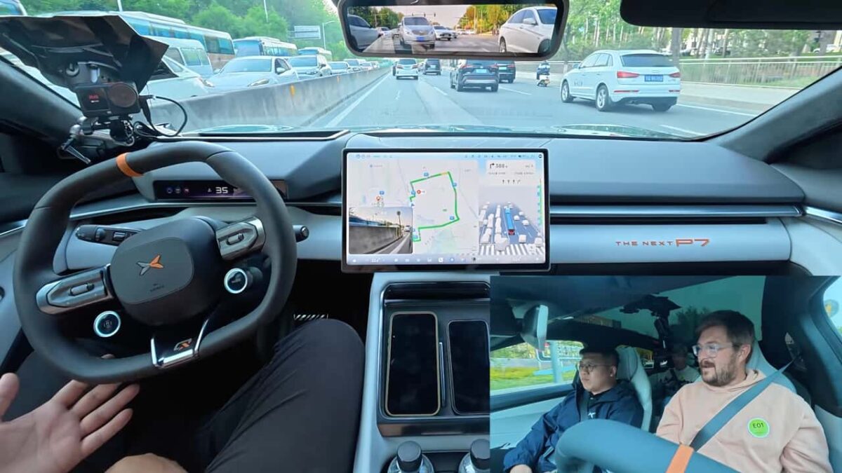 Xpeng VLA 2.0 rivalizează cu Tesla FSD simulând 30 de milioane de km zilnic
