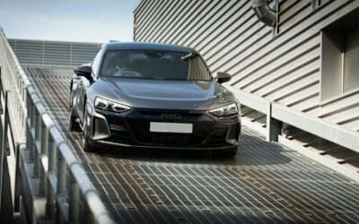 Audi recheamă 18.853 de modele e-tron din cauza unui defect la pedala de frână
