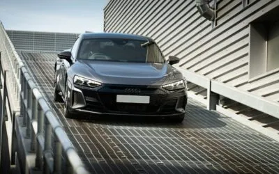 Audi recheamă 18.853 de modele e-tron din cauza unui defect la pedala de frână