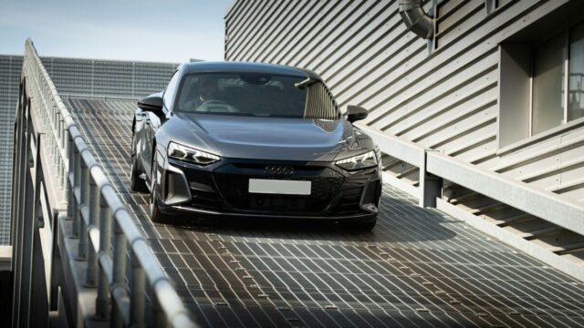 Audi recheamă 18.853 de modele e-tron din cauza unui defect la pedala de frână