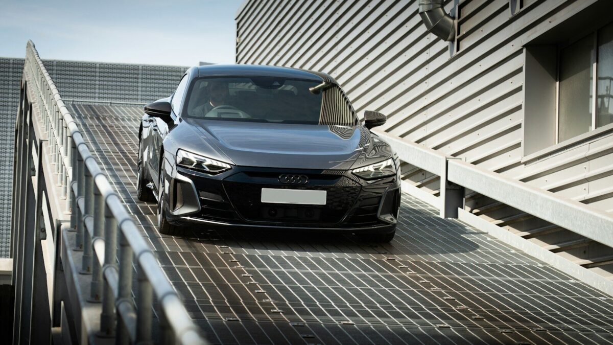 Audi recheamă 18.853 de modele e-tron din cauza unui defect la pedala de frână