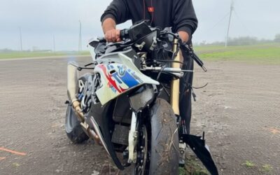 Un BMW S1000RR lansat cu 140 km/h a zburat 90 de metri și încă pornește