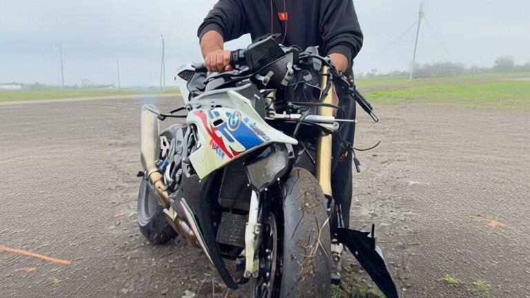 Un BMW S1000RR lansat cu 140 km/h a zburat 90 de metri și încă pornește