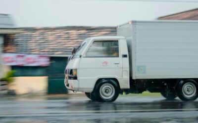 Un camion de gustări furat a lovit două mașini de poliție într-o urmărire în Dallas