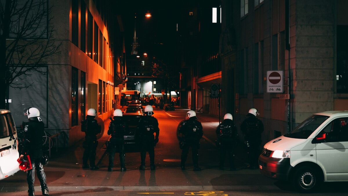 Patru persoane împușcate la o cursă ilegală de stradă în Los Angeles