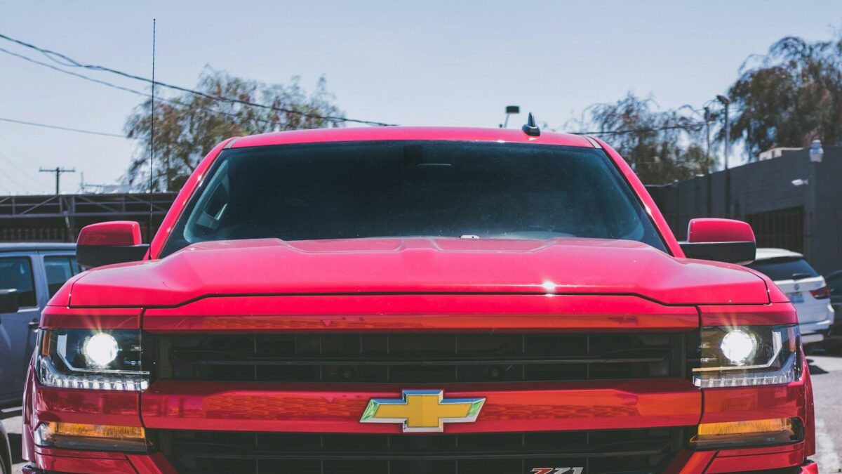 Rețea specializată în furturi de camionete Chevrolet și Dodge prinsă cu o pradă de 62.000 de dolari