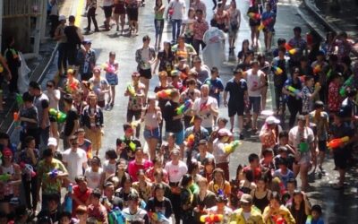 Un SUV luat cu asalt la un festival. Pasagerii în vârstă, udați leoarcă