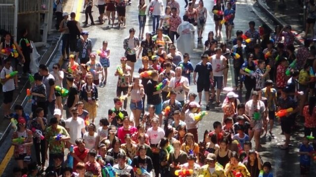 Un SUV luat cu asalt la un festival. Pasagerii în vârstă, udați leoarcă