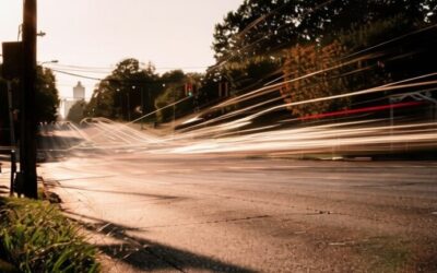 O femeie agățată de capota unei mașini este aruncată în trafic în Australia