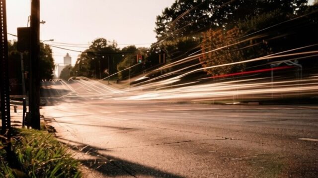 O femeie agățată de capota unei mașini este aruncată în trafic în Australia