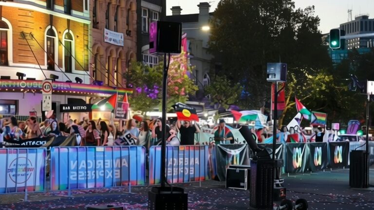 Sute de adolescenți au vandalizat mașini în Chicago. Un martor – e haos