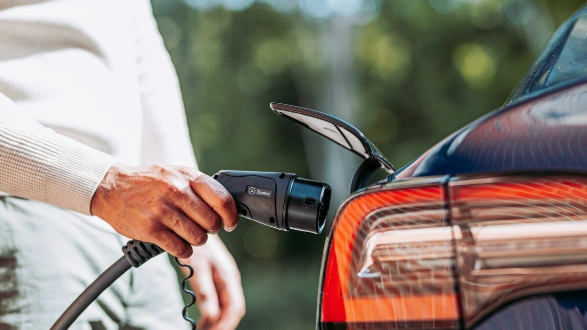 Închirierile de mașini electrice au crescut cu 25% din cauza prețului la carburanți
