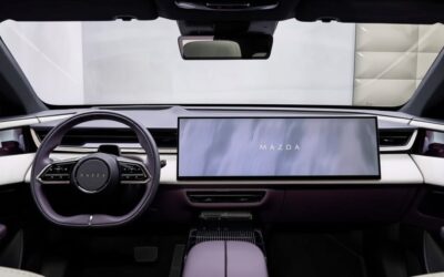 Mazda apără ecranul de 26 inch și susține că focusul rămâne pe șofer