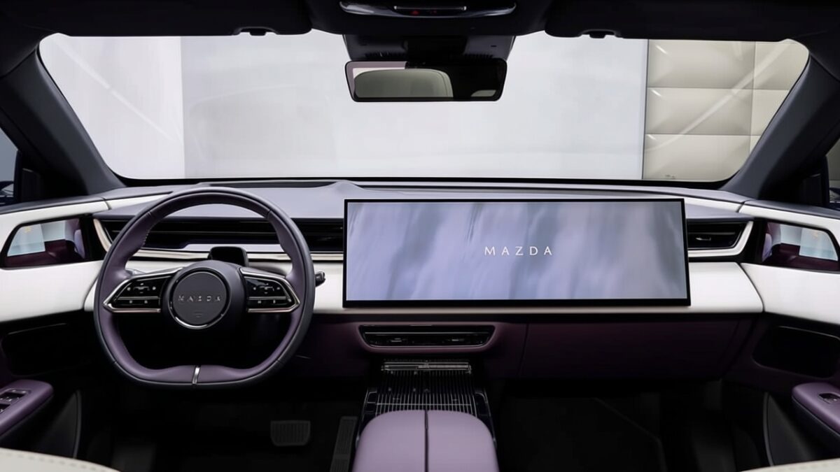 Mazda apără ecranul de 26 inch și susține că focusul rămâne pe șofer