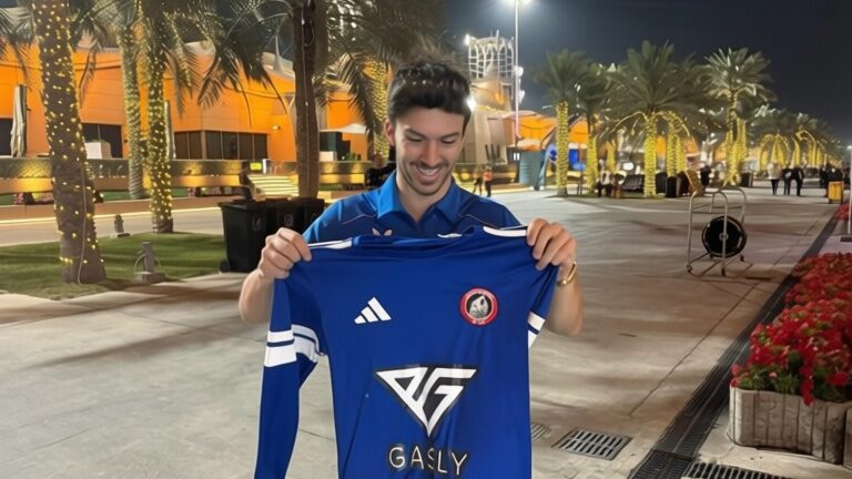 Pilotul F1 Pierre Gasly a devenit sponsorul unei echipe de fotbal cu 400 de fani 1 Pilotul F1 Pierre Gasly a devenit sponsorul unei echipe de fotbal cu 400 de fani