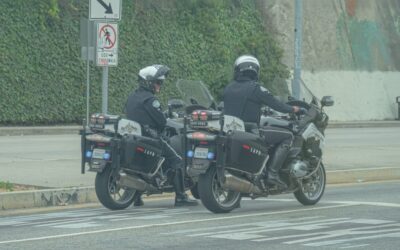 Polițist pe BMW surprinde o șoferiță de Mercedes vorbind la telefon la semafor