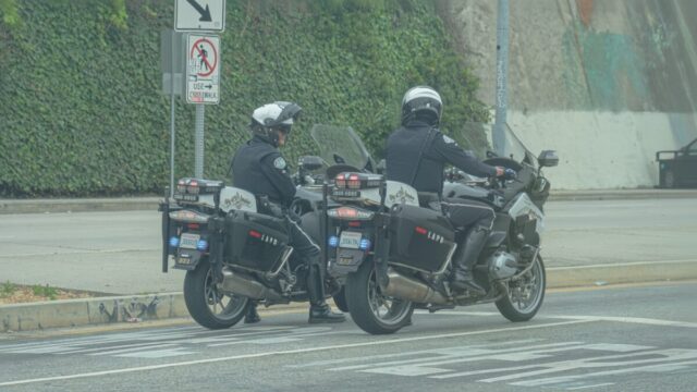 Polițist pe BMW surprinde o șoferiță de Mercedes vorbind la telefon la semafor