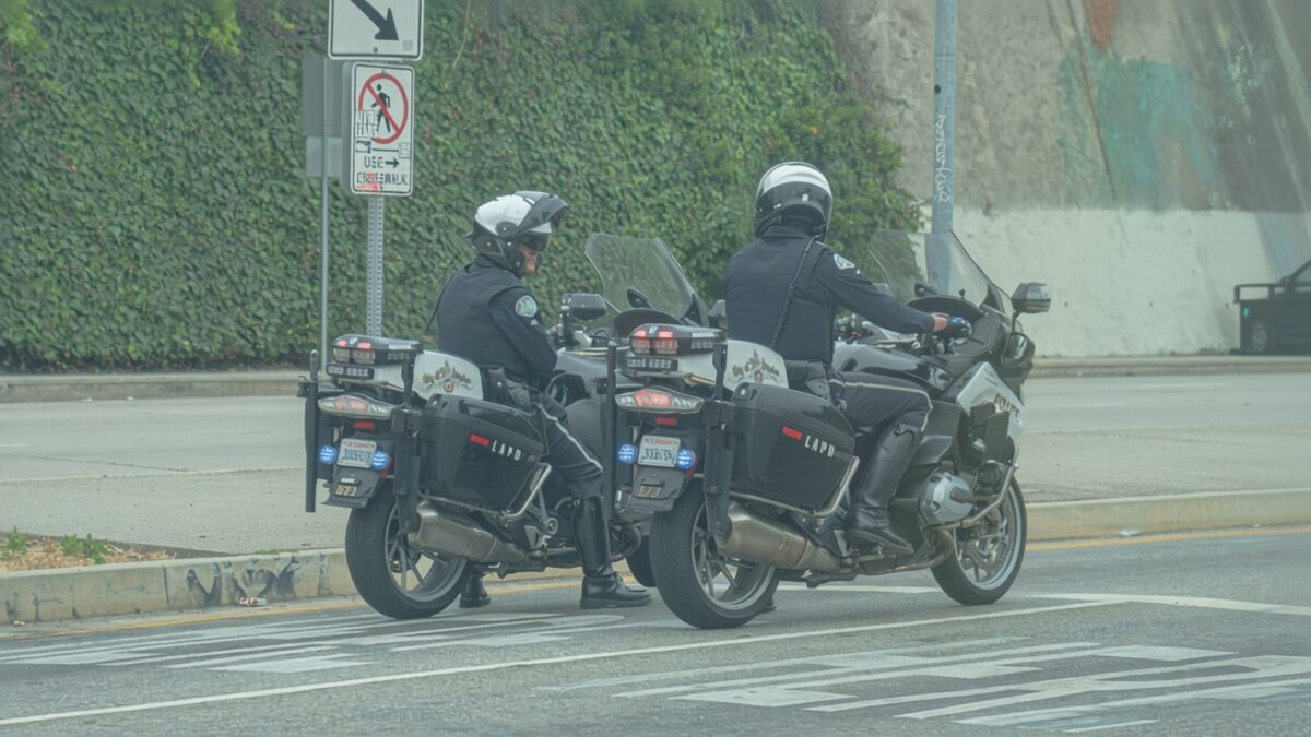 Polițist pe BMW surprinde o șoferiță de Mercedes vorbind la telefon la semafor