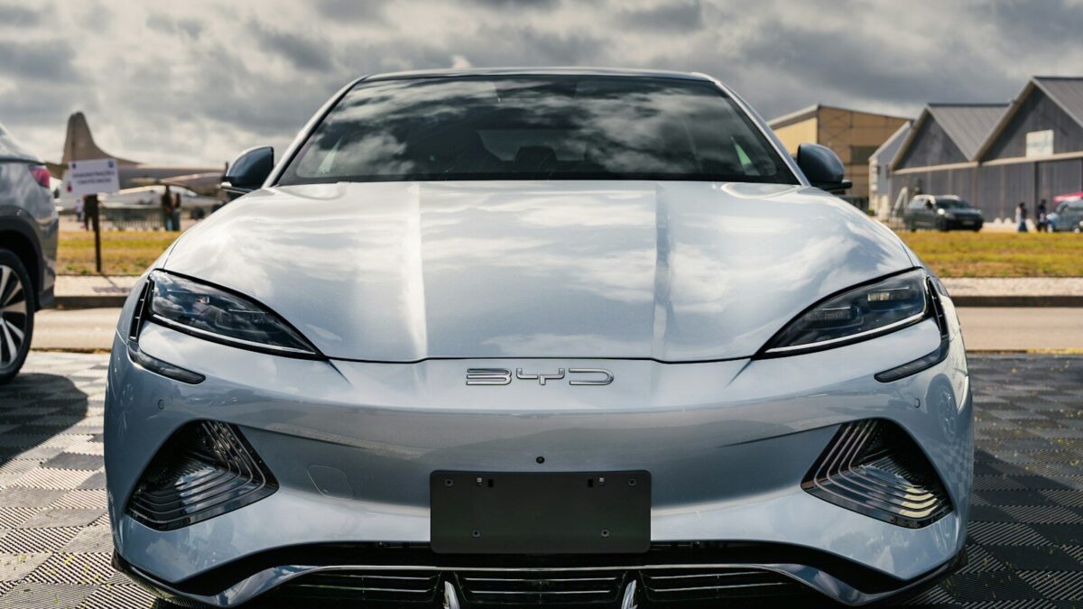 70 de politicieni americani îi cer lui Trump să interzică producția auto chineză în SUA