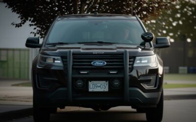 Un șofer agresiv încearcă să lovească un motociclist și este prins de poliție