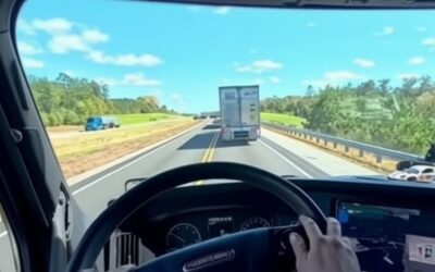 Un șofer de camion și-a montat un simulator de curse de 6.000 de dolari în cabină