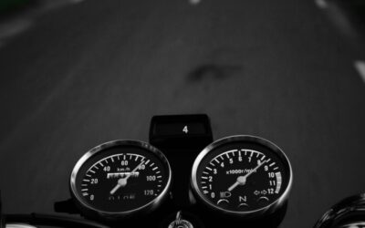 Un șofer de Toyota a vânat un motociclist în trafic după o ceartă la semafor