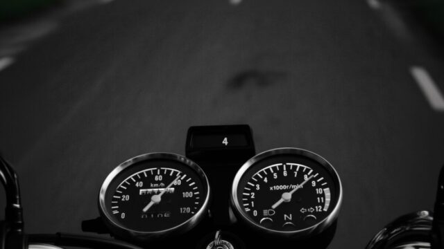 Un șofer de Toyota a vânat un motociclist în trafic după o ceartă la semafor