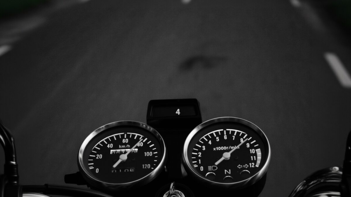 Un șofer de Toyota a vânat un motociclist în trafic după o ceartă la semafor