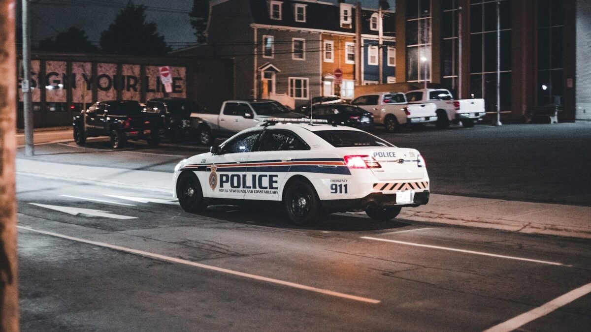 Un Subaru WRX a plonjat în etajul unei biserici după un viraj ratat la viteză mare