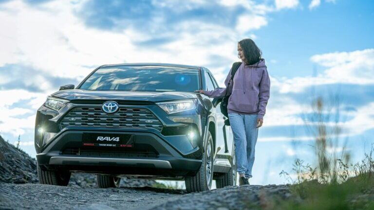 Toyota RAV4 2025 rechemat în service pentru o problemă la scaunele față