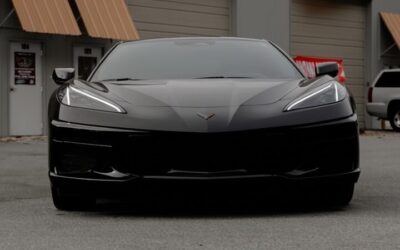 O femeie lovește un Chevrolet Corvette C8 într-o benzinărie din cauza zgomotului