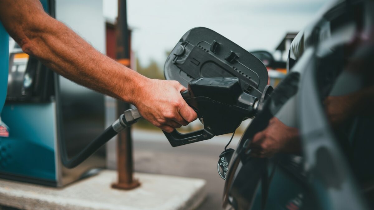 Prețul benzinei în Chicago a depășit 6 dolari pe galon pe fondul problemelor la rafinării