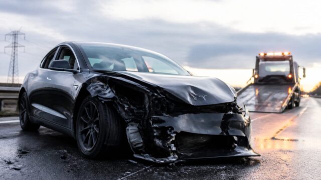 76 de ani, o victimă și zero acuzații după impactul unei Tesla Model 3. Ancheta verifică rolul Autopilot