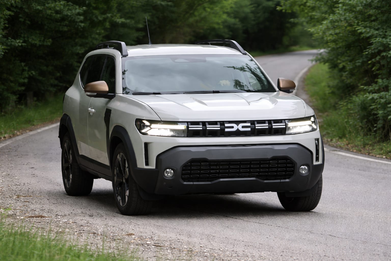 Dacia mizează pe Duster Hybrid-G 150 4x4. Ce câștigă șoferii din combinația GPL, automată și tracțiune integrală