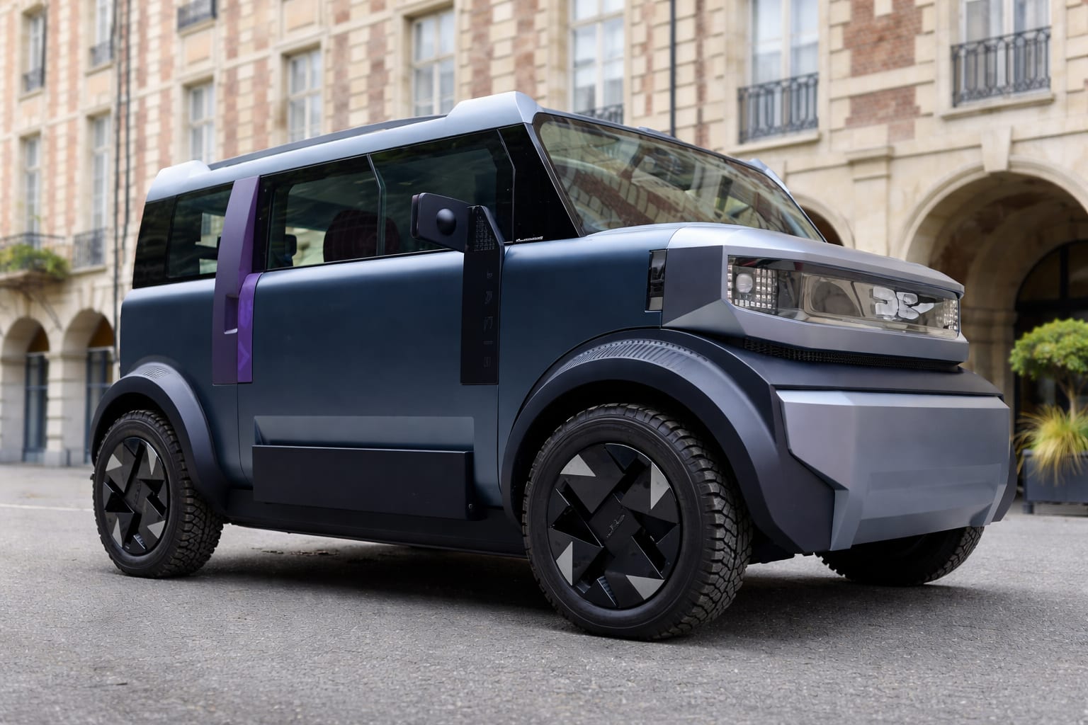 Poate un electric de 3 metri cu 4 locuri să aibă sens în oraș. Testul public făcut de Dacia la Paris