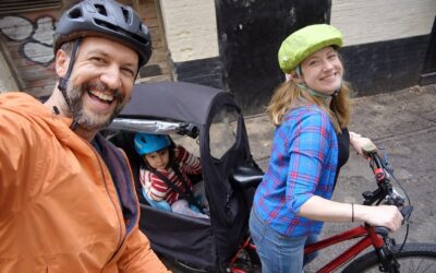 Peste 3.000 de lire pe an în minus la costuri. Ce câștigă o familie care schimbă mașina veche cu o bicicletă electrică