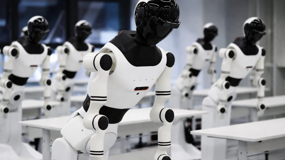 Rivian pariază pe roboți umanoizi în uzină. Ce poate câștiga din criza de personal și automatizare