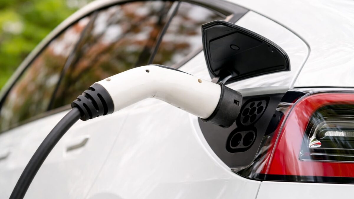 Când benzina se scumpește, electricele revin în calcule. Ține valul și după ieftinirea de la pompă? 1 Când benzina se scumpește, electricele revin în calcule. Ține valul și după ieftinirea de la pompă?