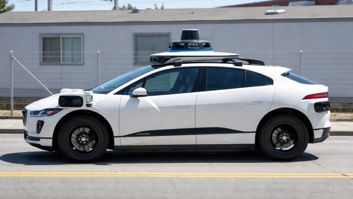Waymo recheamă 3.871 de robotaxiuri în SUA. Ce spune asta despre limitele software-ului autonom pe autostradă 1 Waymo recheamă 3.871 de robotaxiuri în SUA. Ce spune asta despre limitele software-ului autonom pe autostradă