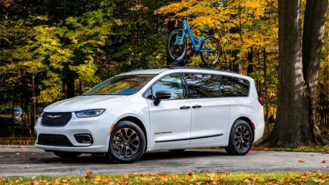 Chrysler recheamă 17277 de Pacifica PHEV după risc de incendiu la baterie. Stellantis taie din oferta plug-in hybrid