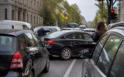 4.000 de lei amendă pentru blocarea intersecțiilor în București și vinovăție la impact chiar pe loc