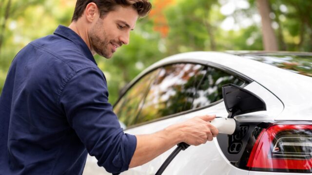 Când benzina se scumpește, electricele revin în calcule. Ține valul și după ieftinirea de la pompă? 2 Când benzina se scumpește, electricele revin în calcule. Ține valul și după ieftinirea de la pompă?