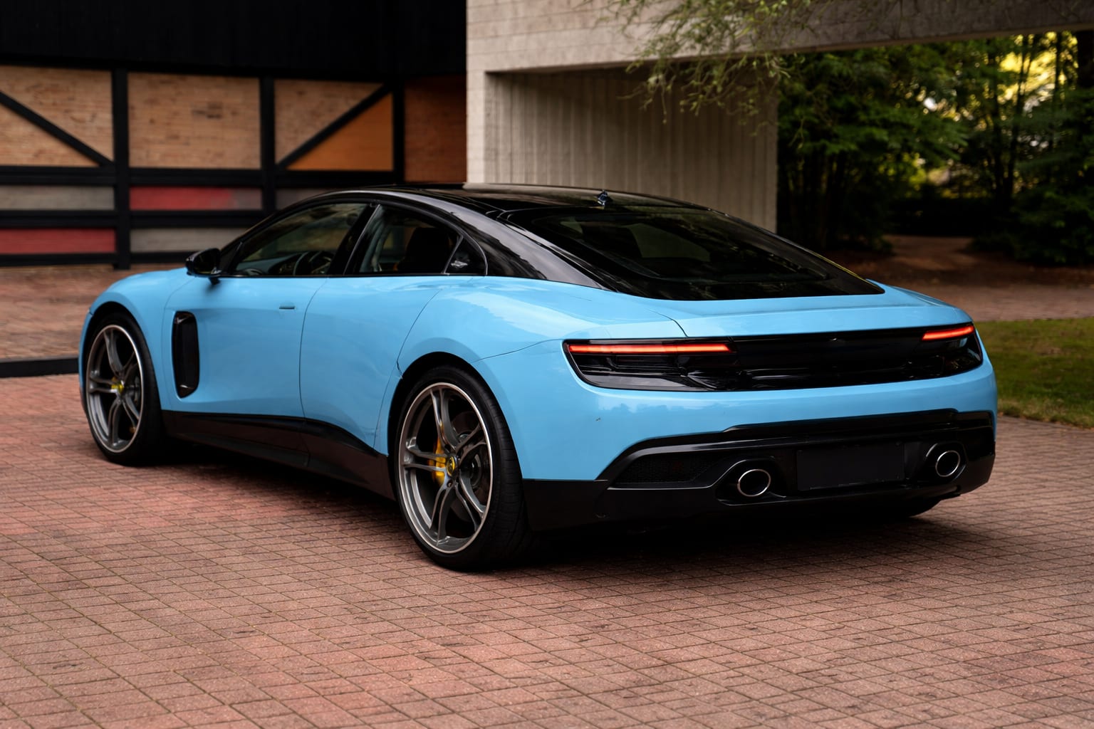 Ferrari Luce ar fi epuizat 88 de unități în China.