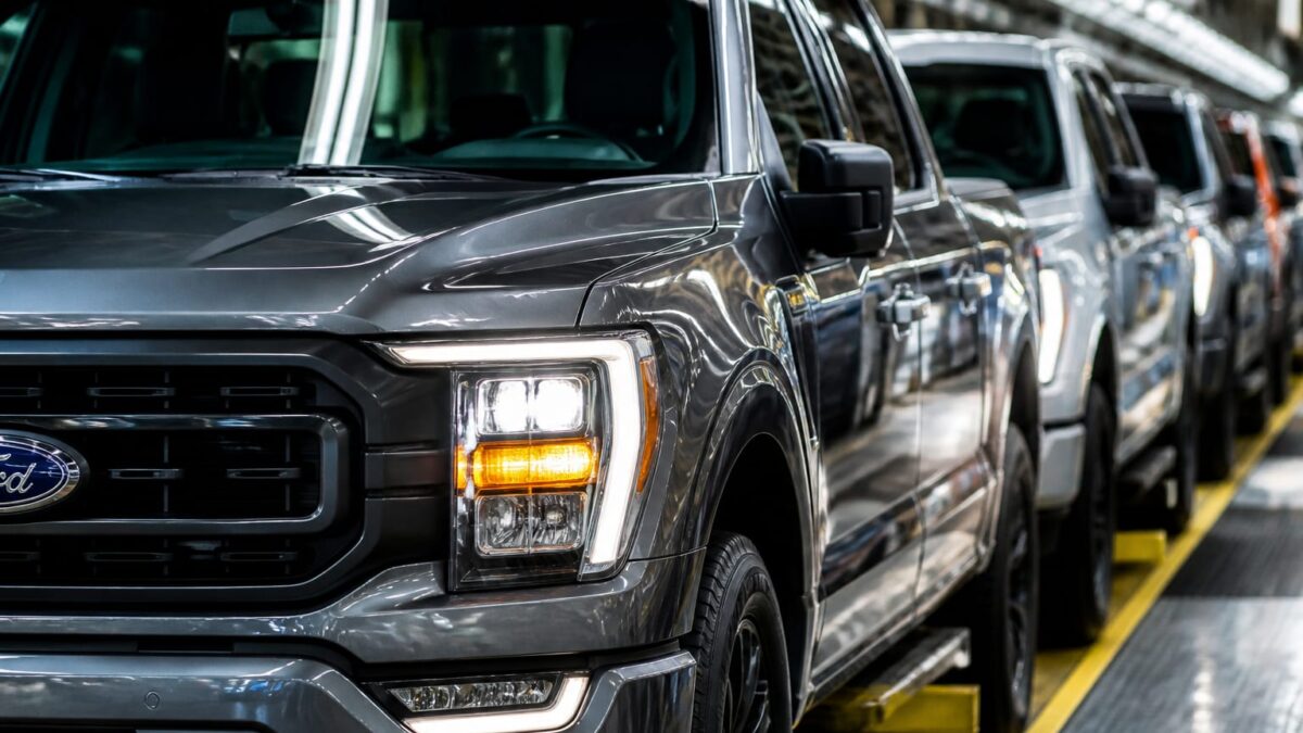 Ford a reangajat peste 300 de specialiști. AI-ul nu a reușit să egaleze judecata umană în controlul calității