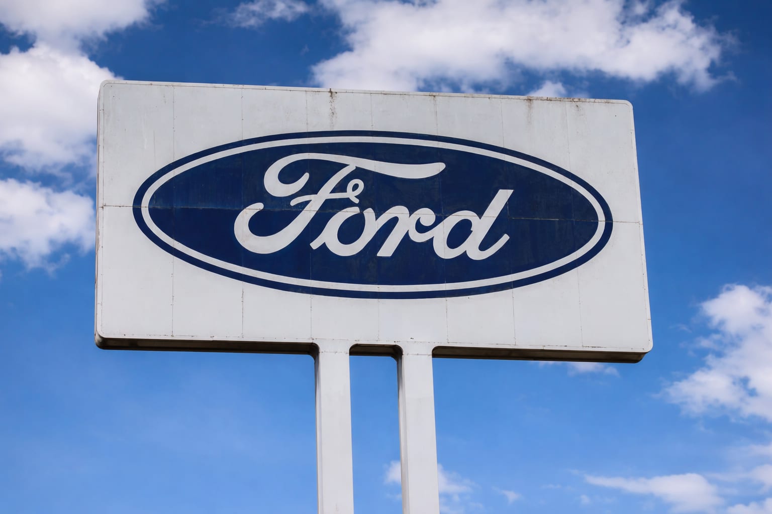 Peste 300 de specialiști rechemați de Ford după ce AI nu a egalat judecata inginerilor