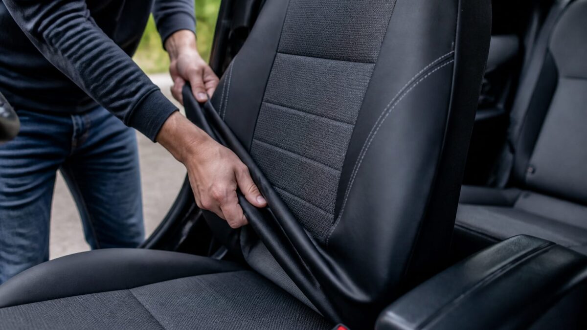 Husele pentru scaune auto protejează tapițeria. Află cum să alegi materialul potrivit și la ce să fii atent la montaj 1 Husele pentru scaune auto protejează tapițeria. Află cum să alegi materialul potrivit și la ce să fii atent la montaj