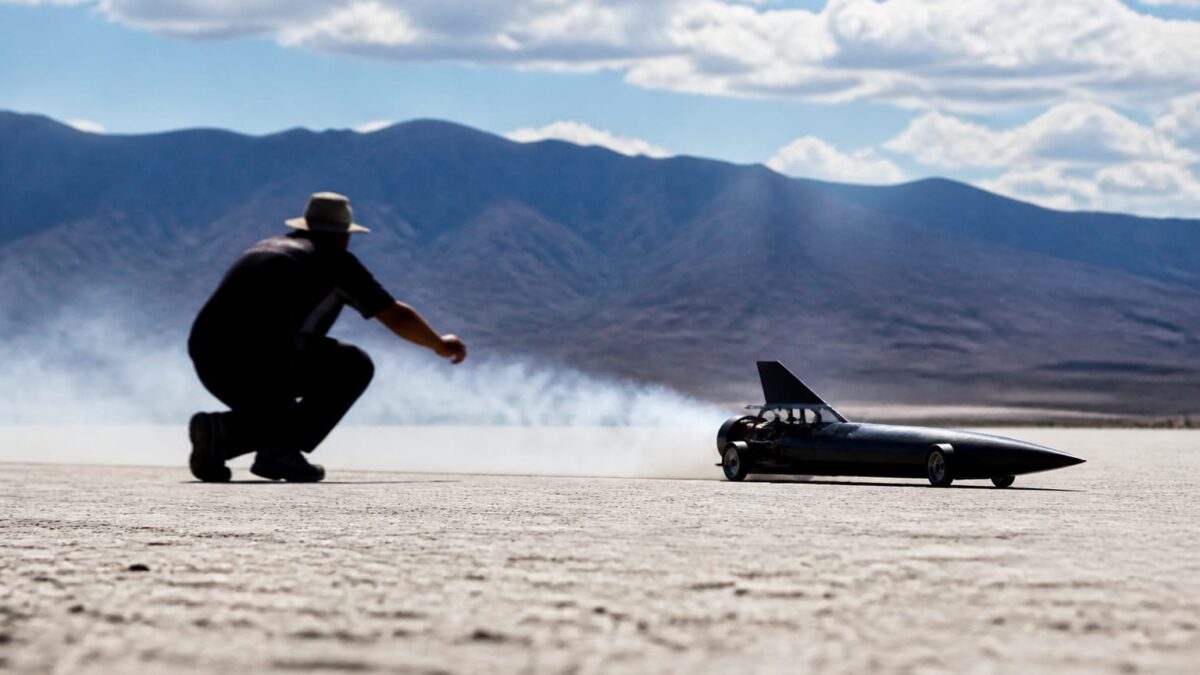 402,3 km/h cu o mașină RC electrică. Stephen Wallis și Mac Reaper trec de pragul de 250 mph 1 402,3 km/h cu o mașină RC electrică. Stephen Wallis și Mac Reaper trec de pragul de 250 mph