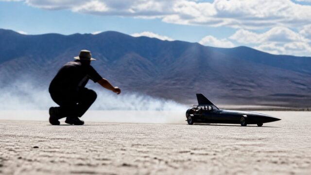 402,3 km/h cu o mașină RC electrică. Stephen Wallis și Mac Reaper trec de pragul de 250 mph 14 402,3 km/h cu o mașină RC electrică. Stephen Wallis și Mac Reaper trec de pragul de 250 mph