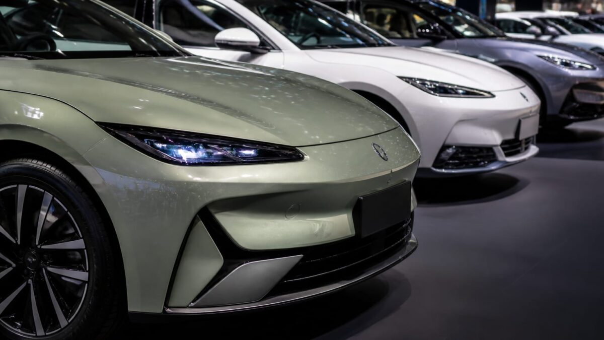 Mașinile chinezești au ajuns la 11% din vânzările auto din Europa. Cum au împins hibridele pragul record
