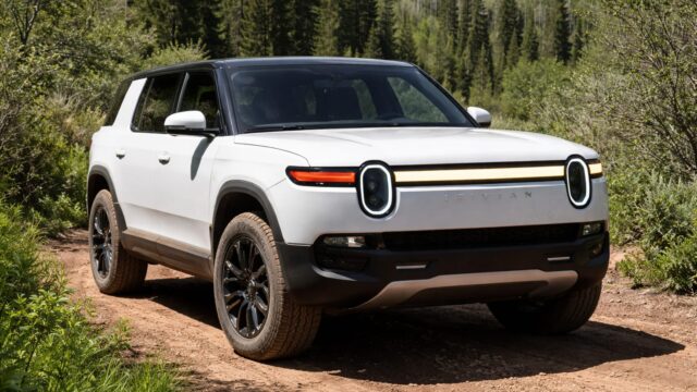 135 de milioane de dolari pentru EV în California, cu excepții care ajută Rivian și Lucid